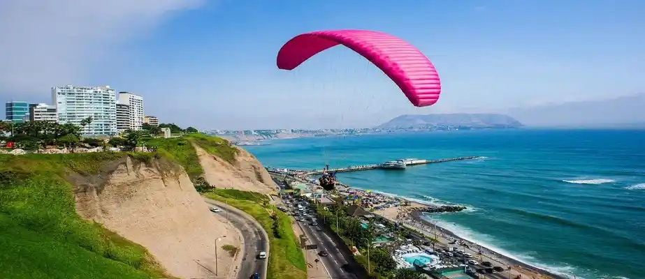 Paragliding on the Costa Verde